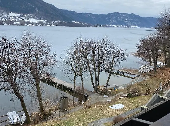 Simone Mit Seeblick *